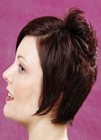  krótkie fryzury z grzywką,  dla kobiet  numer zdjęcia z fryzurą to  10